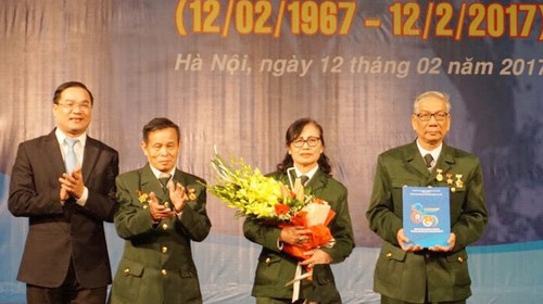 Rencontre avec les anciens jeunes volontaires de Hanoi - ảnh 1