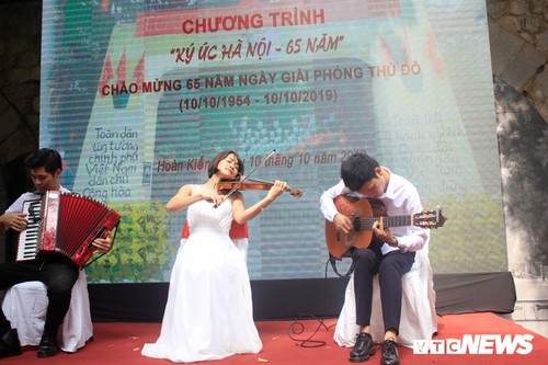 Les 65 ans de la libération de Hanoi - ảnh 16