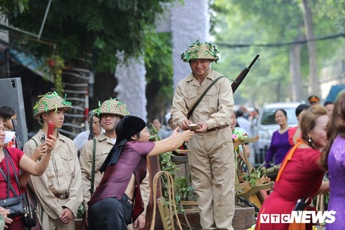 Les 65 ans de la libération de Hanoi - ảnh 4