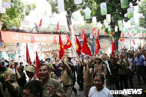 Les 65 ans de la libération de Hanoi - ảnh 9
