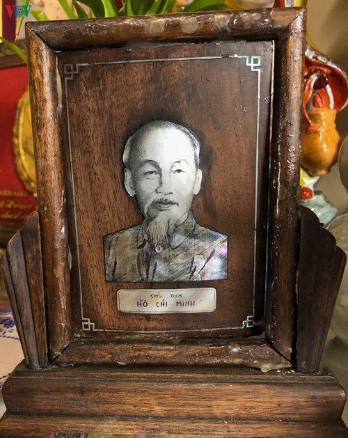 Le portrait en nacre du Président Hô Chi Minh sur un autel des ancêtres à Marseille - ảnh 2
