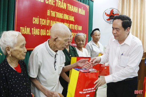 Trân Thanh Mân offre des cadeaux à des personnes méritantes de Hà Tinh - ảnh 1