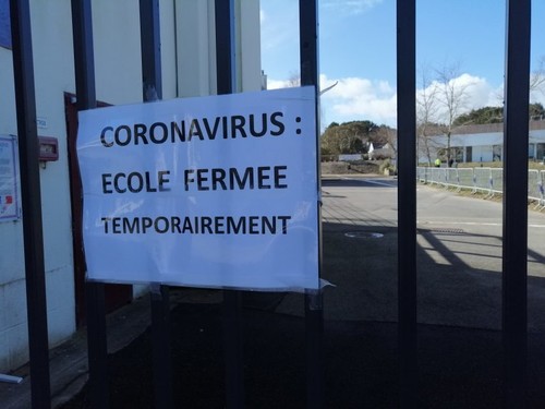 France: des classes pourront fermer dès lundi si un cas de Covid-19 est détecté ce week-end - ảnh 1