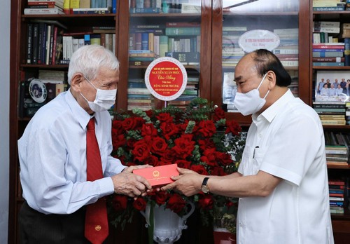 Nguyên Xuân Phuc rend hommage à des journalistes chevronnés - ảnh 1