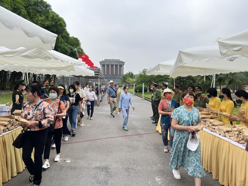 20,000 gift bags delivered to visitors at Ho Chi Minh Mausoleum - ảnh 1