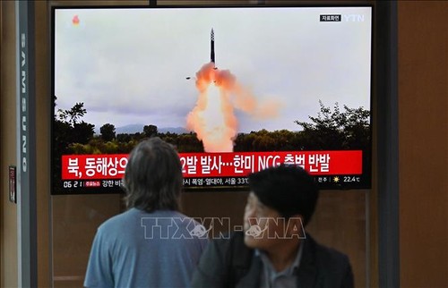 North Korea fires two suspected ballistic missiles  - ảnh 1