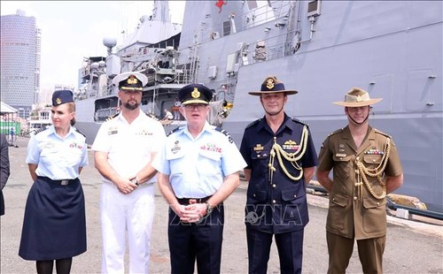 Royal Australian Navy ship visits Vietnam - ảnh 1