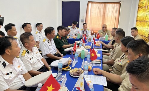 Vietnamese, Philippine navies join 6th exchange on Song Tu Dong Island - ảnh 1
