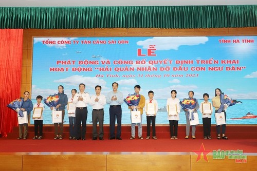 Program "Navy sponsored children of fishermen" launched in Thanh Hoa - ảnh 1