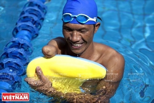 US holds swimming master class for Vietnamese coaches, atheletes with disabilities - ảnh 1