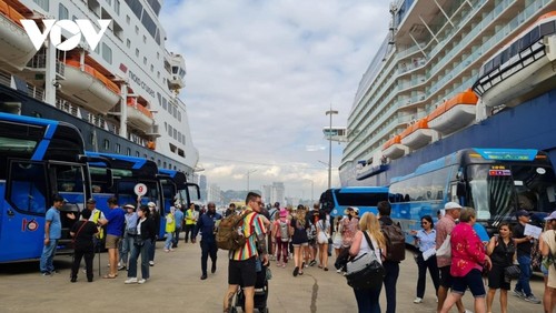 4,000 foreign tourists arrive in Quang Ninh on last day of 2023 - ảnh 1