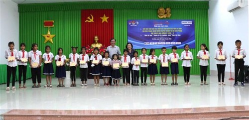 Tra Vinh ethnic minority students awarded scholarships  - ảnh 1