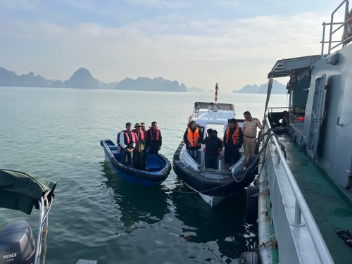 Two Chinese sailors in distress rescued near Quan Lan Island - ảnh 1