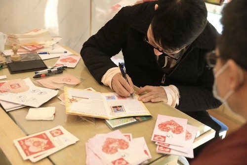Valentine-themed stamp collection sends message of love - ảnh 1