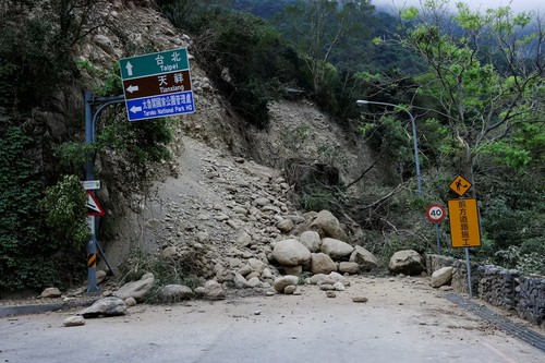 Taiwan earthquake rescuers face threat of landslides, rockfalls; death toll at 12 - ảnh 1