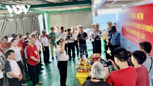 Ceremony pays tribute to heroic martyrs who died for Spratly sea and islands - ảnh 1
