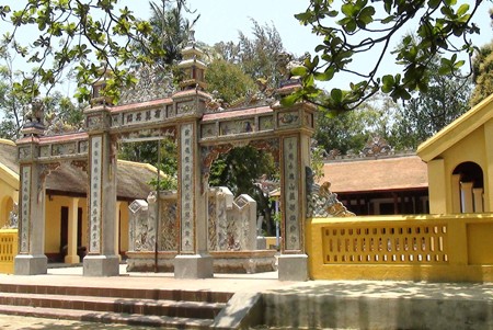 Mengkonservasikan dan mengembangkan nilai dokumen balai desa kuno di kota Hue - ảnh 2