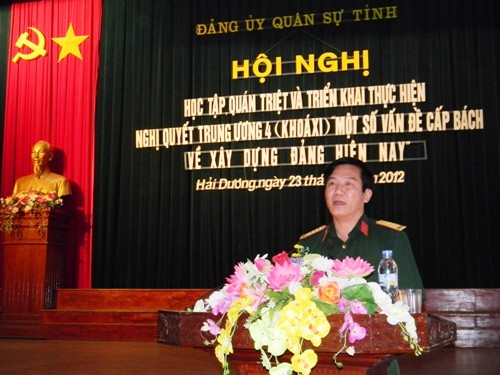 Mengembangkan peranan kader pimpinan  dalam melaksanakan Resolusi Sidang Pleno ke-4 Komite Sentral Partai Komunis Vietnam angkatan ke-11. - ảnh 3