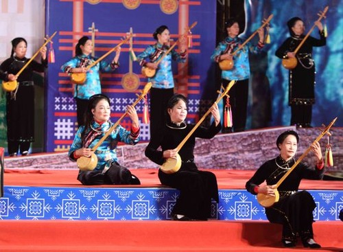 Festival ke-4 menyanyikan lagu Then dan memaikan instrumen musik Tinh- Satu miniatur tentang khazanah kebudayaan kahs. - ảnh 2