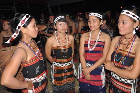 Kekhasan warna-warni etnis minoritas Co Tu di barisan gunung Truong Son - ảnh 1