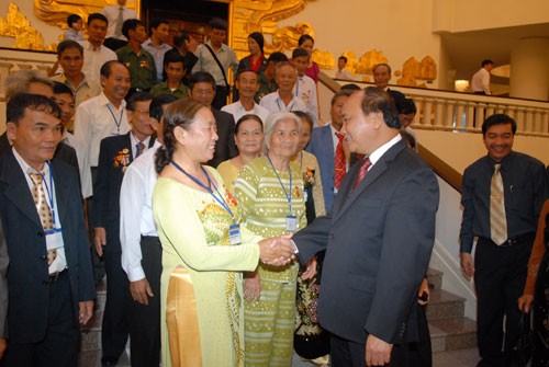 Deputi Perdana Menteri Nguyen Xuan Phuc menerima rombongan mantan tahanan provinsi Quang Ngai - ảnh 1