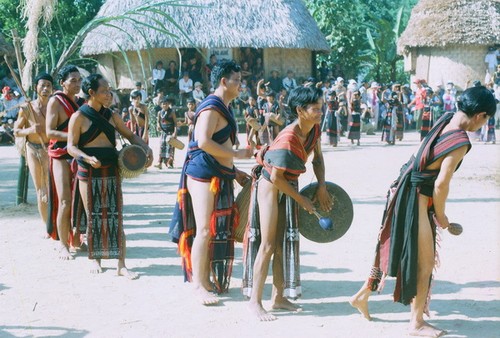 Seni pembuatan panah dan teknik memanah dari rakyat etnis minoritas Co Tu - ảnh 1
