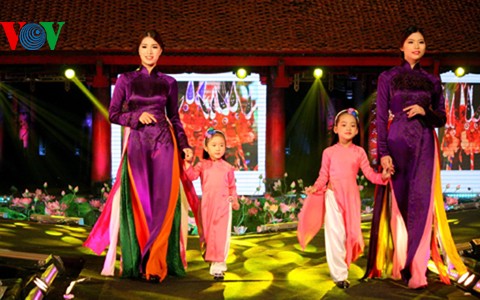 Kecantikan kaum wanita Vietnam melalui “Baju Ao Dai kita” - ảnh 1