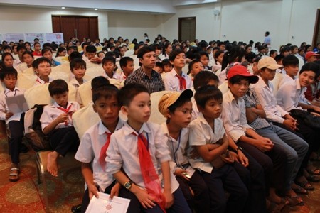Kota Ho Chi Minh akan melakukan uji coba pola perawatan semi internat untuk anak pengidap HIV/AIDS - ảnh 1