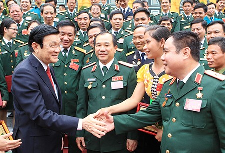 Presiden Truong Tan Sang melakukan pertemuan dengan tipikal-tipikal yang menonjol di kalangan seluruh tentara - ảnh 1
