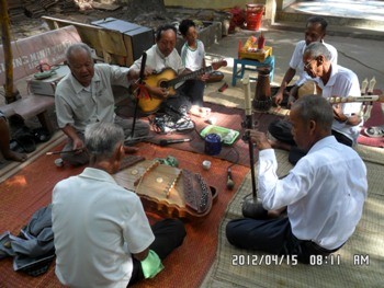 Kembali ke pagoda Doi untuk mendengarkan konser instrumen musik tradisional etnis minoritas Khmer - ảnh 2