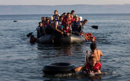 Arus migran terus-menerus  membanjiri Yunani dari Turki - ảnh 1