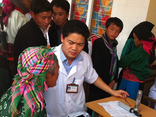Dokter Vu Manh Ha, orang yang sepenuh hati demi pasien miskin di provinsi Ha Giang - ảnh 1