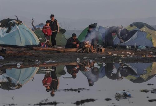 Masalah migran: Lebih dari 2.000 orang dikeluarkan dari kamp-kamp di koridor Idomeni (Yunani) - ảnh 1