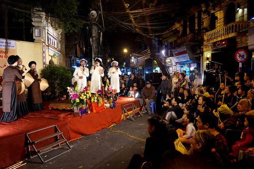 Musik tradisional yang hidup-hidup di tengah-tengah sektor kota kuno Hanoi - ảnh 1
