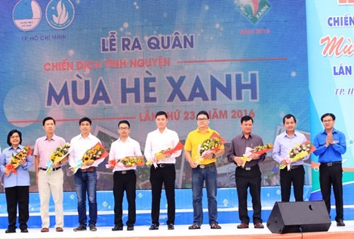 Seratus ribu orang ikut serta dalam kampanye Musim Panas Hijau 2016 di kota Ho Chi Minh - ảnh 1