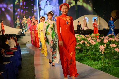 Program “Busana Ao Dai Vietnam-kehalusan yang berjalan bersama dengan waktu” memuliakan para desainer dan artisan yang menjaga keindahan kebudayaan Vietnam - ảnh 1