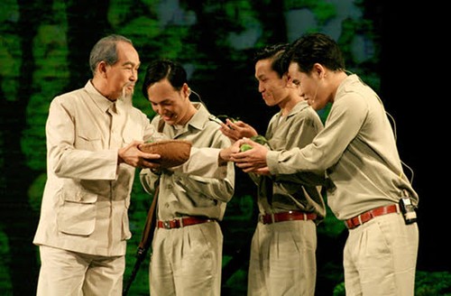 Imajinasi Presiden Ho Chi Minh yang dekat dalam drama “Jejak-jejak masa lalu” - ảnh 1
