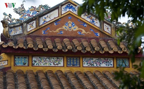 Sajak dan sastra di bangunan arsitektur Istana Kerajaan Hue, Pusaka dokumen yang khas dari Vietnam - ảnh 1