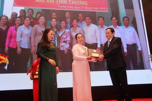 Saudari Nguyen Thi Hue, teladan pandai dalam usaha ekonomi untuk lepas dari kemiskinan secara berkesinambungan - ảnh 1