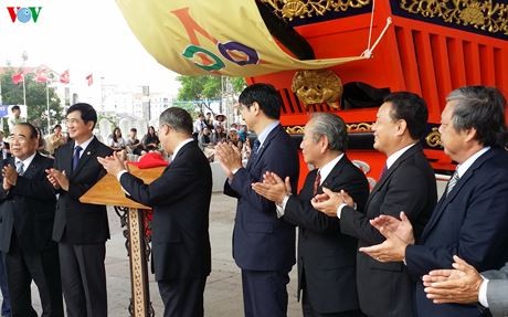 APEC 2017: Kota Hoi An menerima maket kapal segel merah yang dihadiahkan oleh Jepang - ảnh 1
