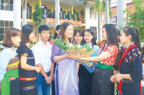 Tradisi “menghormati guru, menghargai moral” selalu berada dalam kesedaran orang Vietnam - ảnh 1