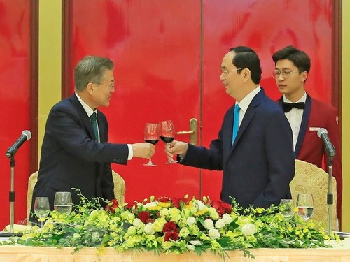Presiden Tran Dai Quang memimpin resepsi untuk Presiden Republik Korea Moon Jae-in - ảnh 1