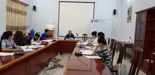 Jam kuliah ekstrakurikuler tentang penerjemahan untuk mahasiswa Laos di Akademi Diplomatik Hanoi - ảnh 1
