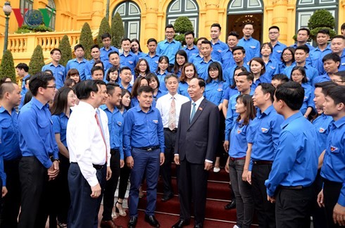Presiden Tran Dai Quang menemui wakil kaum muda tipikal blok kantor-kantor pusat - ảnh 1