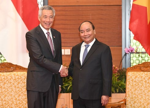 PM Nguyen Xuan Phuc melakukan pertemuan dengan PM Singapura - ảnh 1