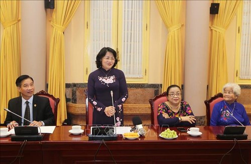 Wakil Presiden Dang Thi Ngoc Thinh melakukan pertemuan dengan rombongan orang yang berjasa dari Provinsi An Giang - ảnh 1
