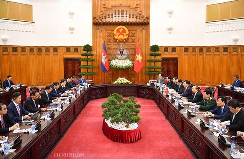PM Nguyen Xuan Phuc melakukan pembicaraan dengan PM Kamboja, Hun Sen - ảnh 1