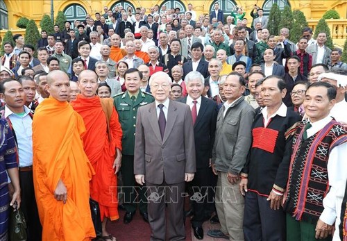 Sekjen, Presiden Nguyen Phu Trong menerima rombongan sesepuh dan kepala dukuh yang tipikal nasional - ảnh 1