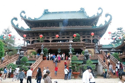 Berziarah ke pagoda pada awal tahun-ciri budaya yang indah dalam kehidupan spiritualitas orang Viet Nam - ảnh 1