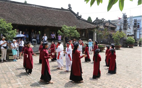 Pesta Kuil menyembah Raja Hung: Menyebar-luaskan seni nyanyi lagu rakyat Xoan - ảnh 1